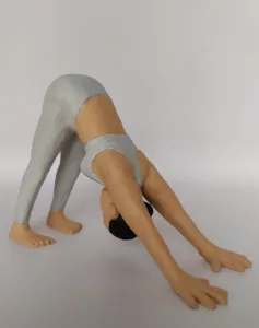 Figura de Yoga. Adho Mukha Svanasana. 10 cm alto, 14 cm ancho. Resina de poliuretano.