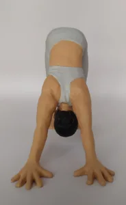 Figura de Yoga. Adho Mukha Svanasana. 10 cm alto, 14 cm ancho. Resina de poliuretano.