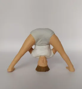 Figura de Yoga.Prasarita Padottanasana Alto 8cm, ancho 12cm. Resina de poliuretano.