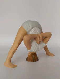 Figura de Yoga.Prasarita Padottanasana Alto 8cm, ancho 12cm. Resina de poliuretano.