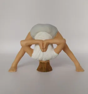 Figura de Yoga.Prasarita Padottanasana Alto 8cm, ancho 12cm. Resina de poliuretano.