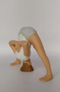 Figura de Yoga.Prasarita Padottanasana Alto 8cm, ancho 12cm. Resina de poliuretano.